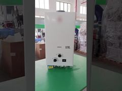 Παρακολουθήστε: Θερμοσίφωνας καυσαερίων 13L με κομψή μαύρη οθόνη και κουμπί για μοντέρνα σπίτια